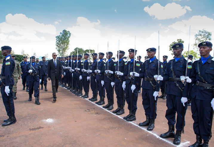 Perezida Kagame yanakiriye abofisiye bashya 462 muri Polisi y'u Rwanda.