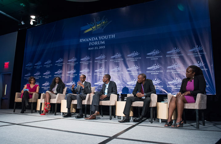 Perezida Kagame muri Gicurasi 2015 yahuye n'urubyiruko rw'Abanyarwanda ruba i Dallas arusaba kwigira ku iterambere riri mu bihugu barimo bakiryifashisha mu kubaka u Rwanda. 