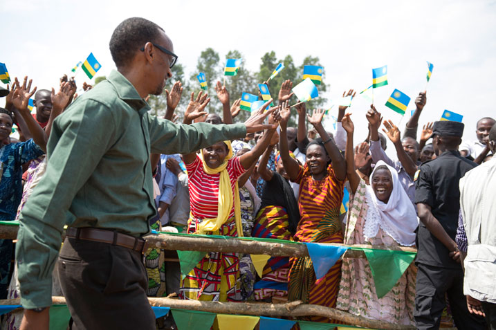 Aha Perezida Kagame yari yasuye abaturage ba Nyamasheke.