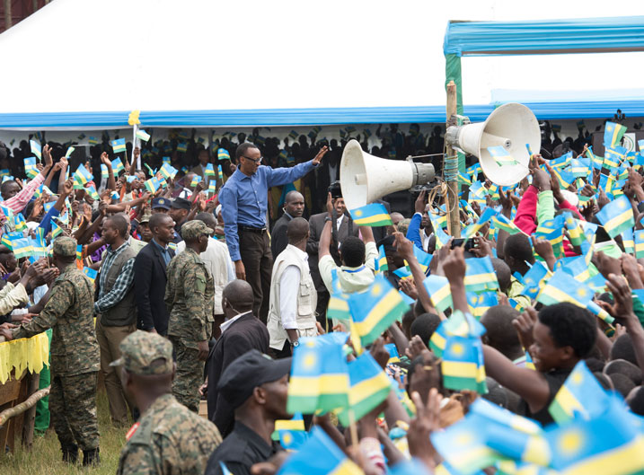 Perezida Kagame yanasuye abaturage ba Rutsiro.