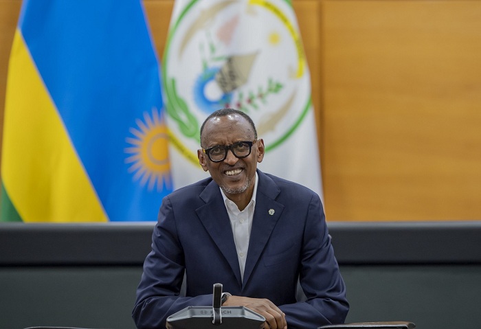 Perezida Kagame aganira n'abo bashyitsi