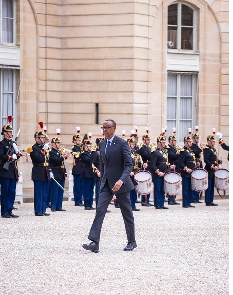 Ubwo Perezida Kagame yageraga i Paris