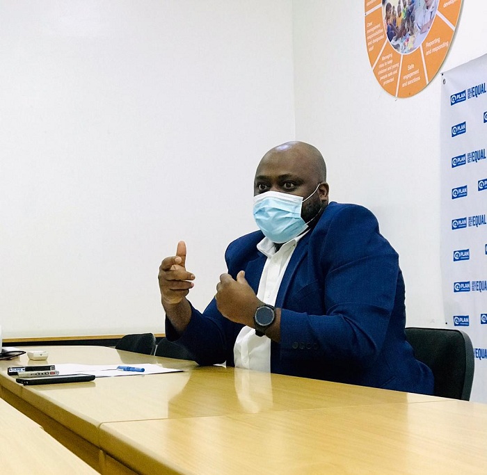 Umuyobozi wa Plan International-Rwanda, Mutero William aganiriza bamwe mu banyamakuru ku myiteguro y