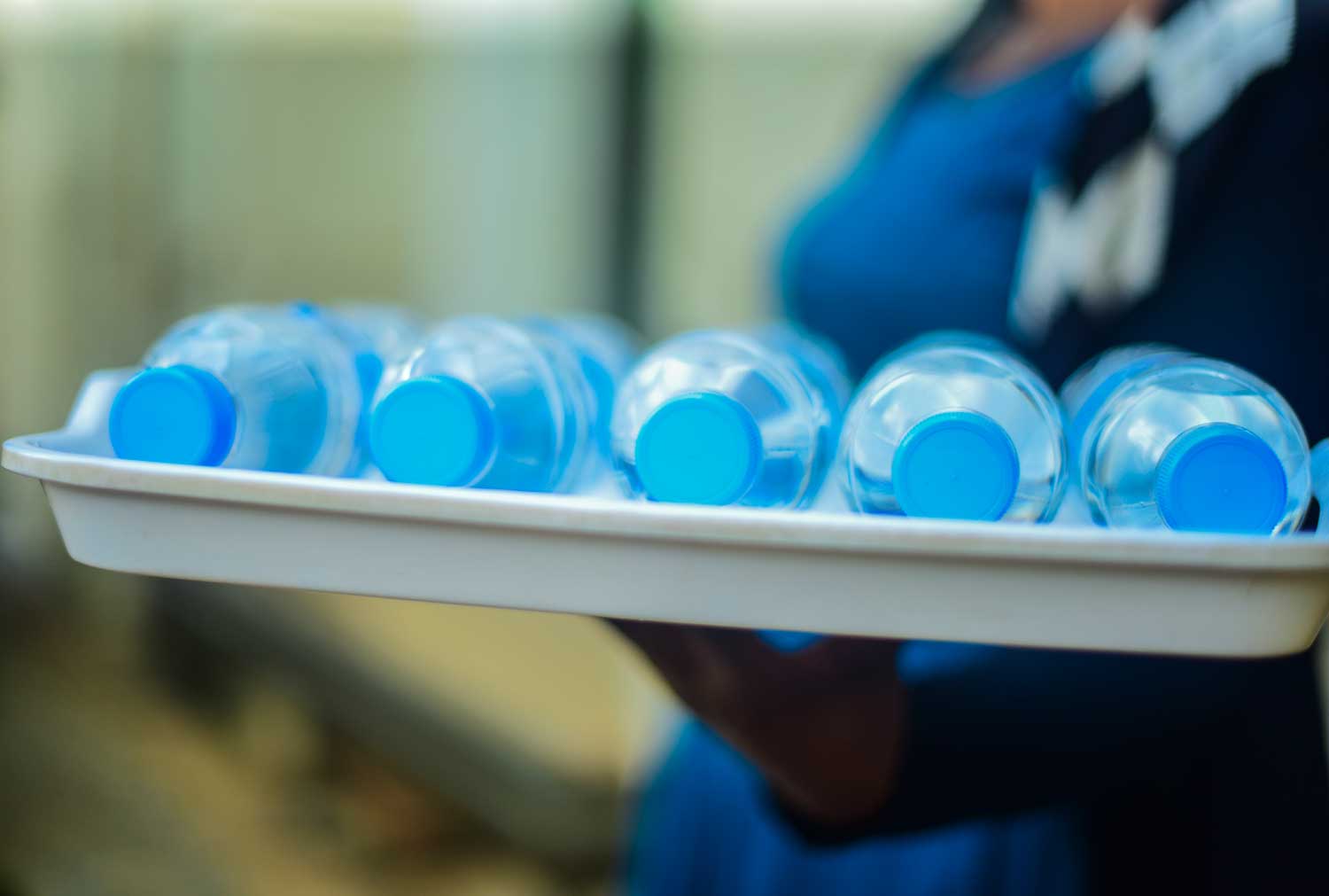 Umwe mu bakozi atanga amazi