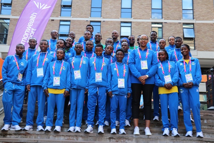 Minisitiri Munyangaju afata ifoto rusange n