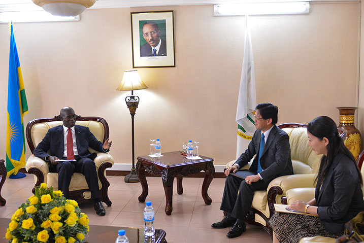 Amb Kazuya aganira na Minisitiri w'intebe Anastase Murekezi.