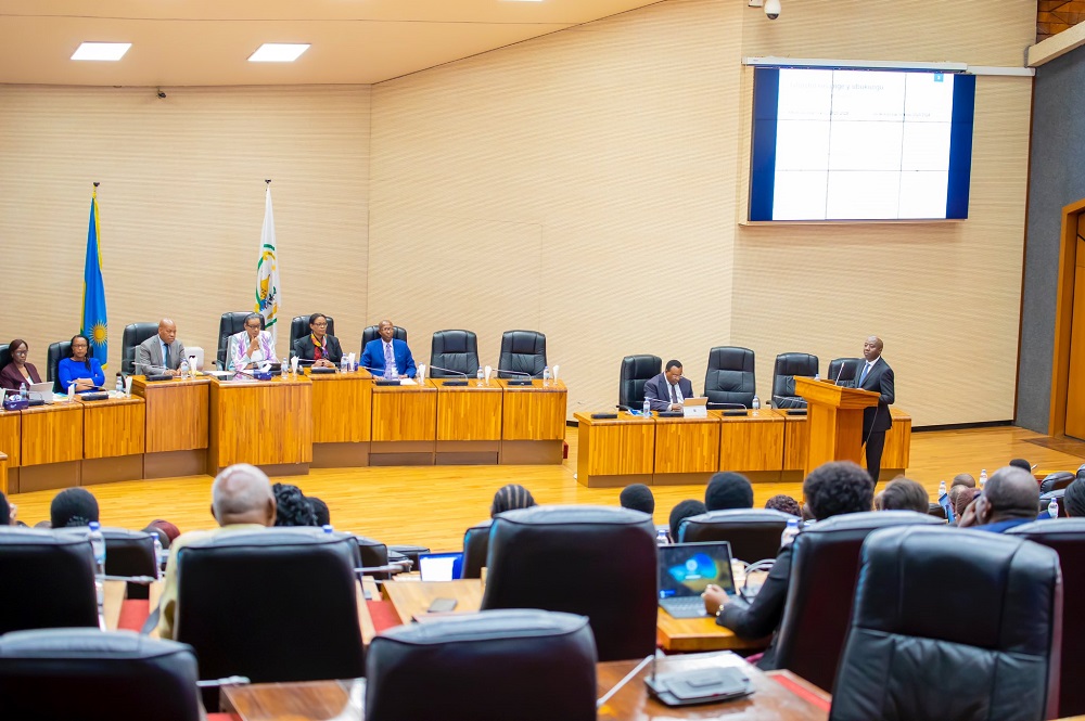 Abagize Inteko imitwe yombi mu kiganiro na Minisitiri w'Intebe Dr Edouard Ngirente