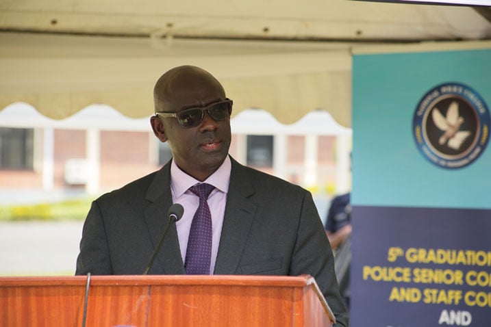 Minisitiri Busingye yabwiye abapolisi barangije amasomo ko bagomba gukora igituma abaturage babibonamo 