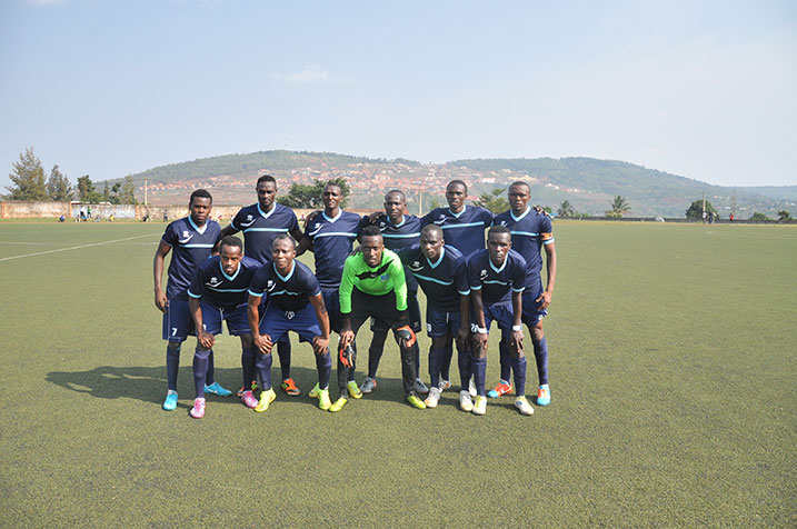 Abakinnyi ba Police FC babanje mu kibuga.