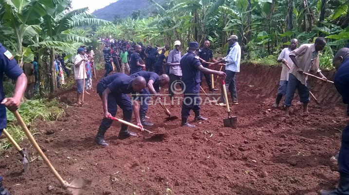 Polisi yatangiye "Police Week" iha Abanya-Gicumbi amatara, inabakorera imihanda.
