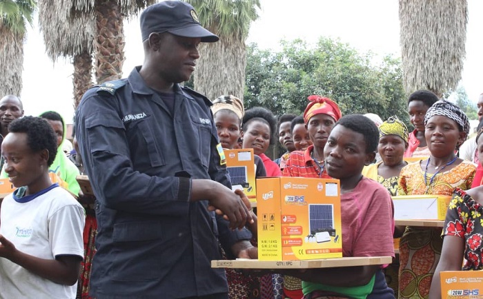 SP Elvis Munyaneza ashyikiriza umwe mu baturage ibikoresho