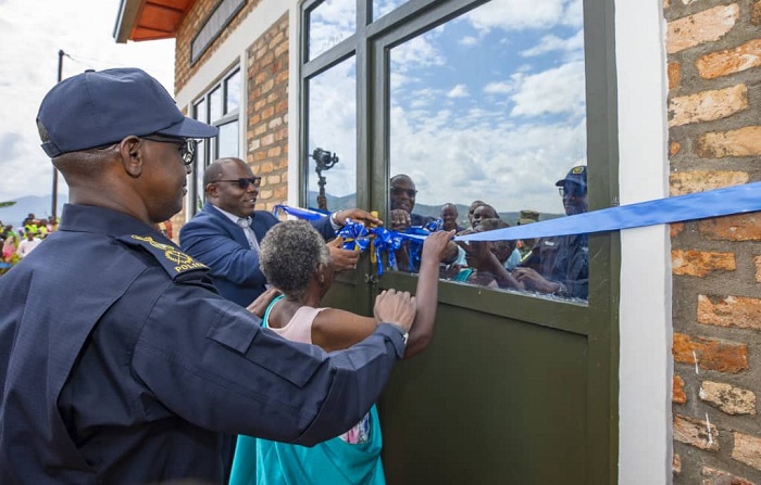 Minisitiri Musabyimana ashyikiriza umuturage inzu yubaliwe na Polisi