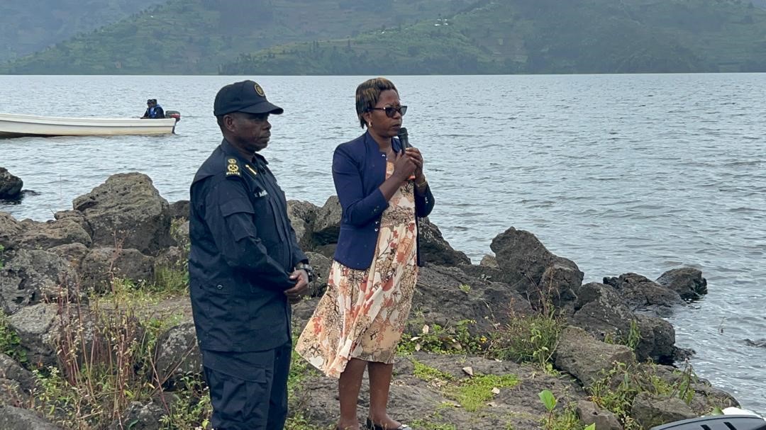 ACP Elias Mwesigye ari kumwe n'Umuyobozi w'Akarere ka Burera Mukamana Soline baganiriza abaturage