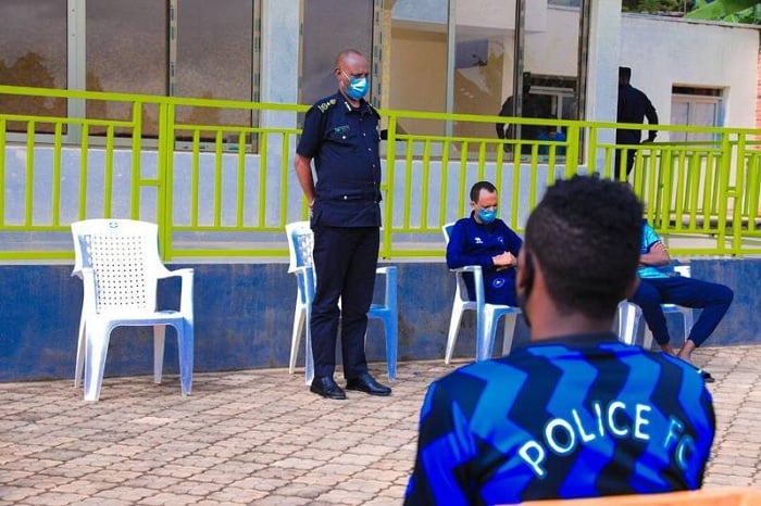 CP Bruce Munyambo aganira n'abakinnyi ba Police FC