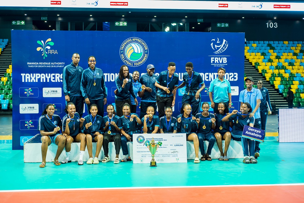 Ikipe ya Police y'abagore yifotoreza ku gikombe