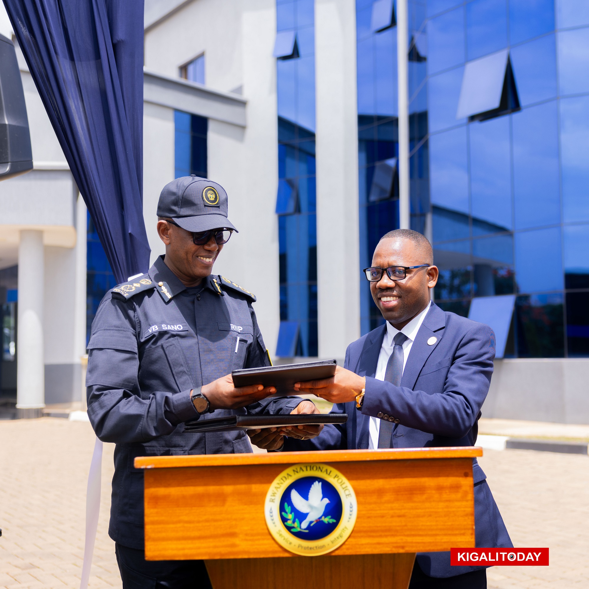 Eric Mpayimana, Umuyobozi Mukuru wa Rusumo Power Company Limited n' Umuyobozi Mukuru wa Polisi Wungirije Ushinzwe ibikorwa, CP Vincent Sano, bashyize umukono ku masezerano yo kwakira iyi mpano y'imodoka