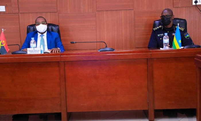 IGP Dan Munyuza yasobanuriye Minisitiri Dr. Sebastiao Domingos Gunza ko Polisi y'u Rwanda itihanganira umupolisi ukekwaho ruswa, kandi yashyize imbere ikoranabuhanga mu kurwanya ibyuho byose bya ruswa