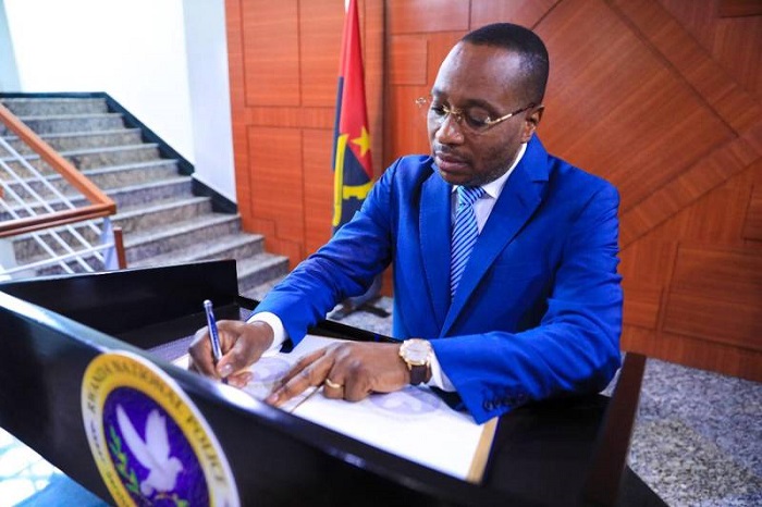 Minisitiri Dr. Sebastiao Domingos Gunza yandika mu gitabo cy'abashyitsi