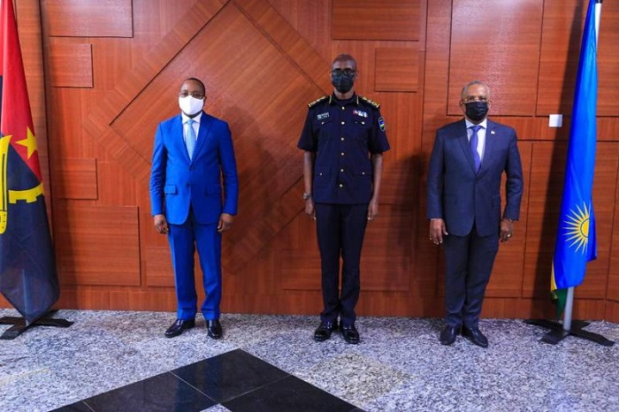 Uturutse ibumoso ni Minisitiri Dr. Sebastiao Domingos Gunza, IGP Dan Munyuza na Ambasaderi wa Angola mu Rwanda, Eduardo Filomeno Leiro Octávio