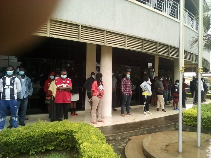 Bafatiwe mu bice bitandukanye bazira guterana no kunywa inzoga mu buryo butemewe (Ifoto: RBA)