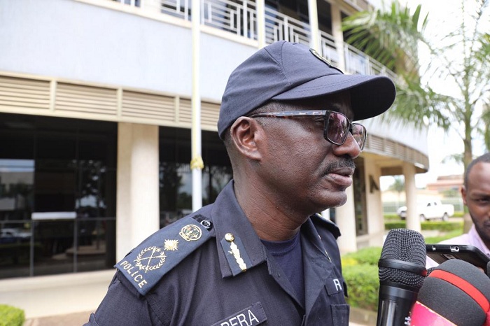 Umuvugizi wa Polisi, CP Kabera John Bosco, agira abantu inama yo kwirinda abatekamutwe babambura ibyabo bababeshya kubaha Perimi