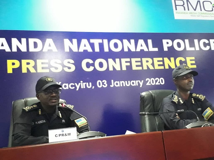 Umuvugizi wa Polisi, CP John Bosco Kabera, hamwe n'Umuyobozi w'Ishami rya Polisi rishinzwe Umutekano wo mu muhanda, CP Rafiki Mujiji bagiranye ikiganiro n'abanyamakuru kuri uyu wa gatanu