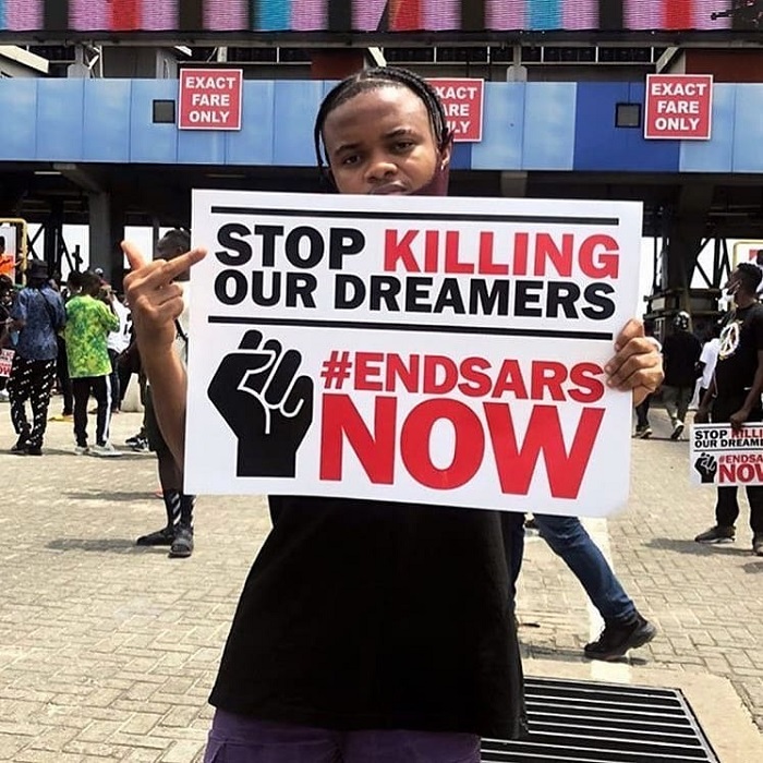 Abaturage bitwaje ibyapa bamagana polisi