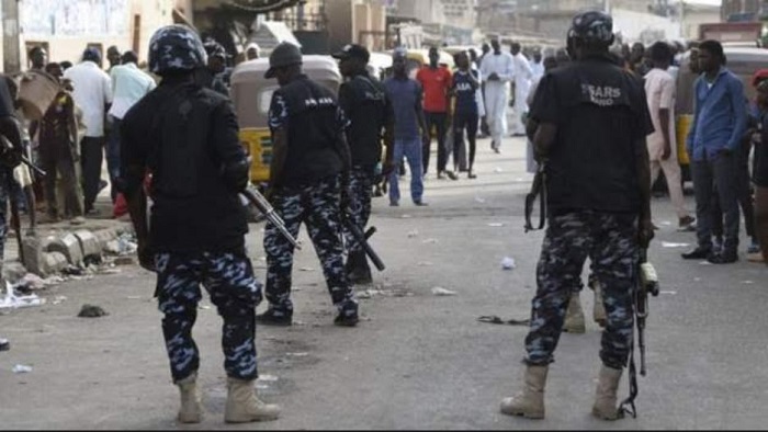 Polisi muri Nigeria imaze iminsi ihanganye n'abaturage bayishinja kubahohotera