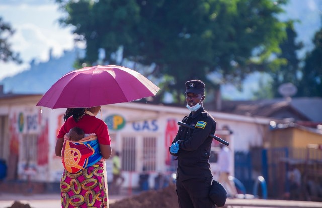 Uyu mubyeyi na we ashobora kuba yari ajyanye umwana kwa muganga. Agomba kubanza kubisobanura akabona gukomeza