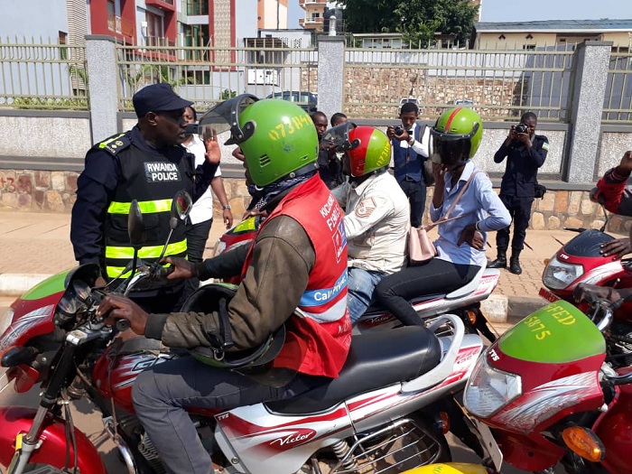 Aha umupolisi yarimo kubuza abamotari guca ku kinyabiziga banyuze iburyo