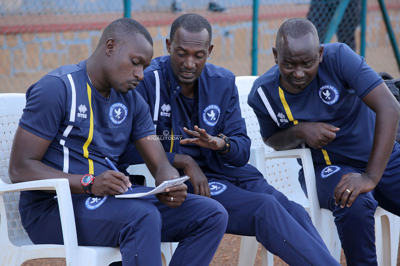 Umutoza Seninga Innocent n'abo bafatanya bajya inama y'uko bava mu nzara za AS Kigali