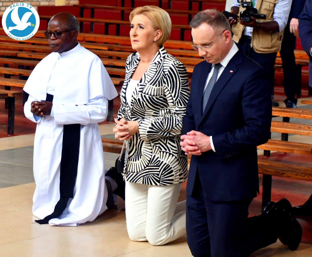 Andrzej Duda, Perezida wa Polonye, igihugu cya Papa Yohani Pahulo wa II (wemeje amabonekerwa ya Kibeho) apfukamye muri chappelle i Kibeho hamwe n'umugore we Agata Kornhauser-Duda. Hari mu ruzinduko bagiriye mu Rwanda muri Gashyantare 2024