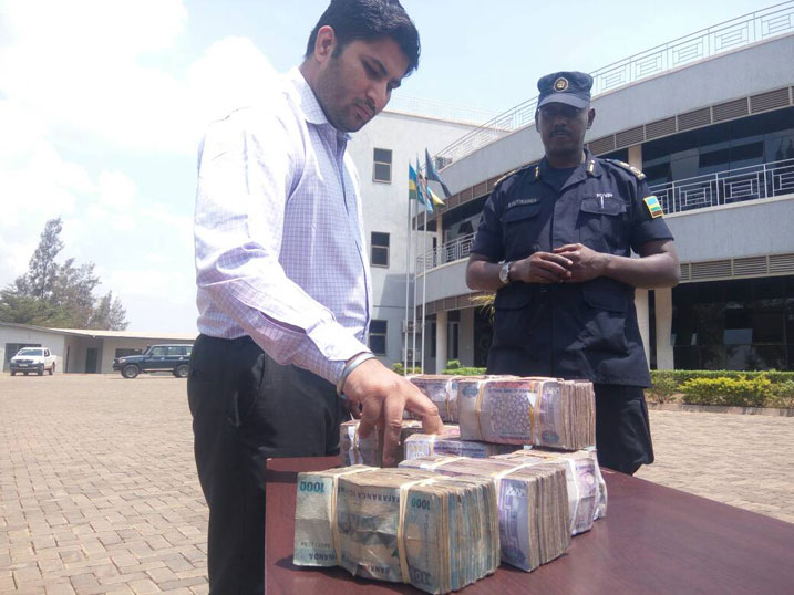  Umuhinde witwa Charles ashimira Umuyobozi wa Polisi mu mujyi wa Kigali, ubwo yari amaze gusubizwa amafaranga yari yibwe.