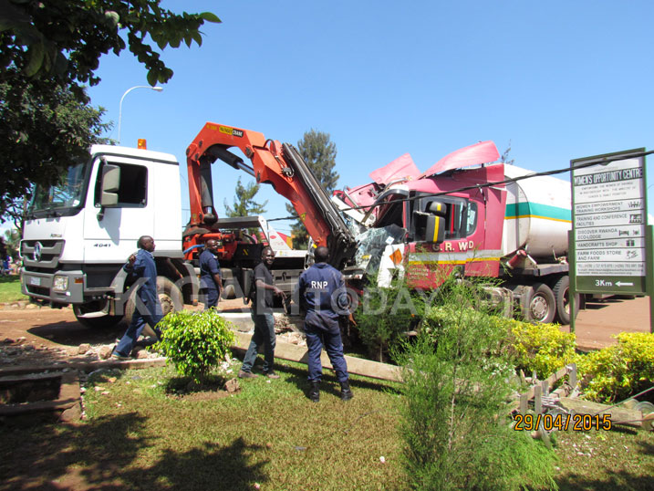 Polisi yazanye imodoka ya breakdown (imodoka iterura ibintu biremereye) yo kuhavana iyo kamyo.