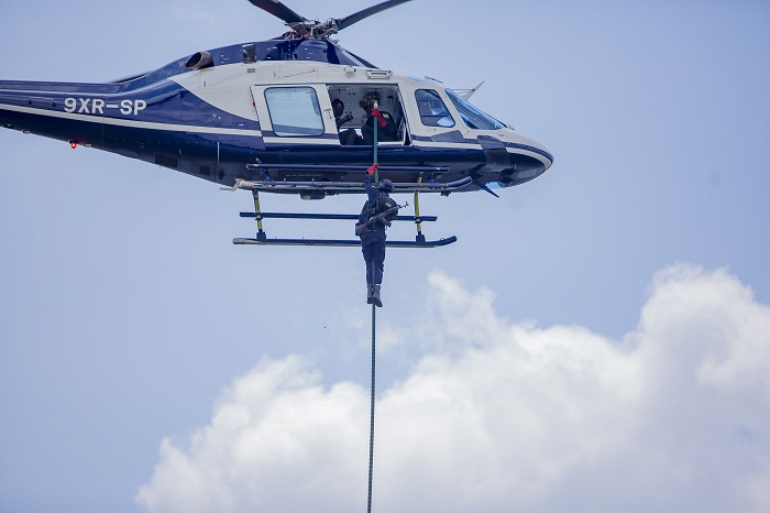 Umupolisi amanukira ku mugozi avuye mu ndege