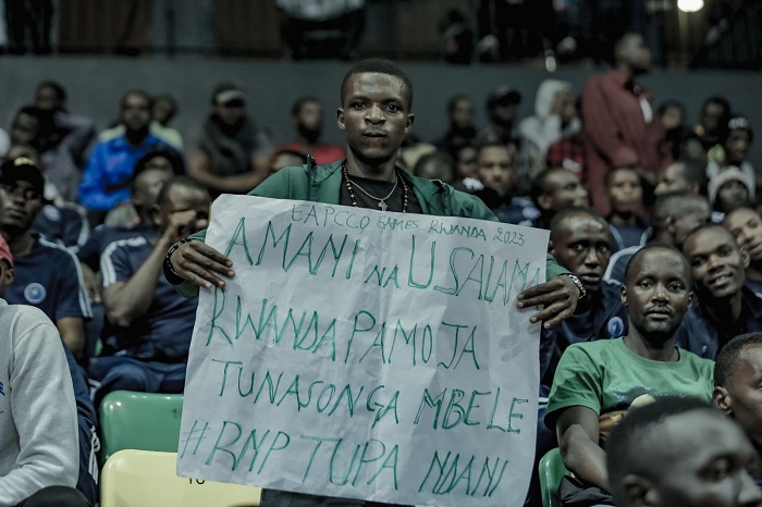 Abafana bari bahari ku bwinshi