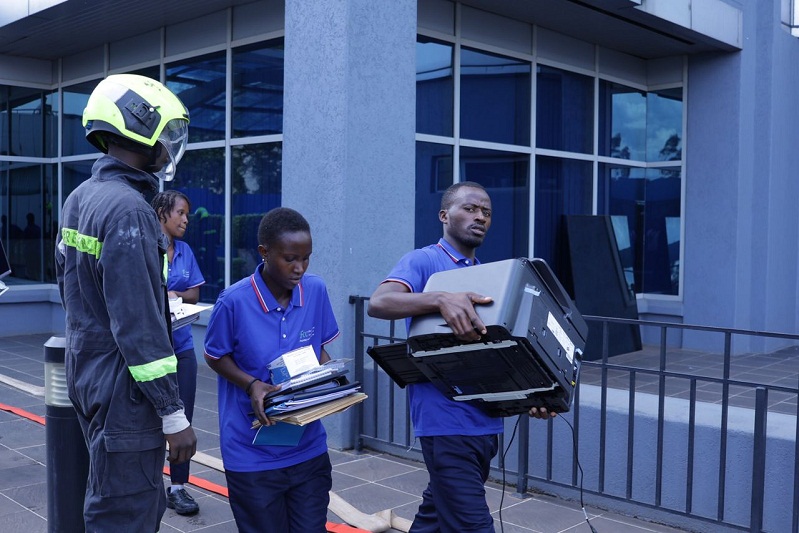 Bamwe mu bakora muri iyi nyubako bahungisha ibikoresho