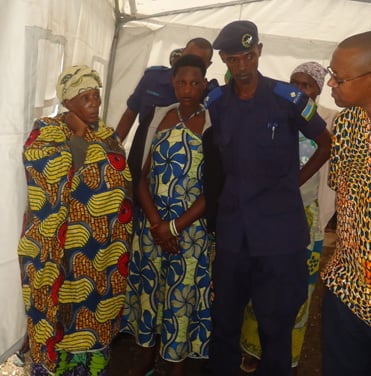 Polisi n'abakozi ba MIDIMAR baganiriza impunzi.