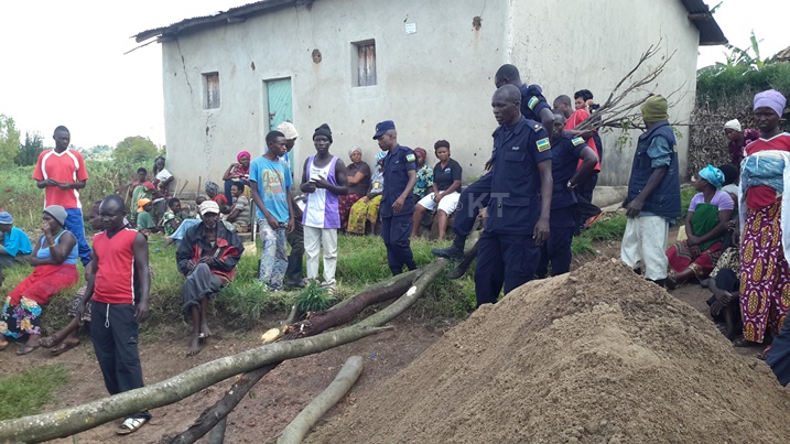 Polisi yifatanyije n'uru rubyiruko mu gikorwa cyo gusana inzu y'uyu musaza.