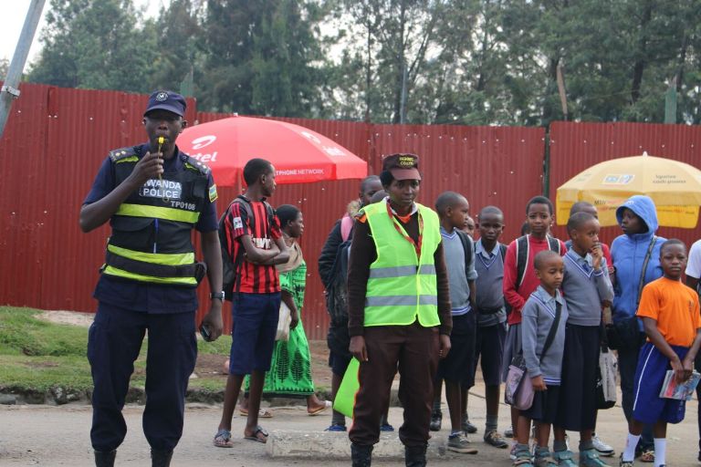 Polisi y'igihugu muri Musanze yashyiriyeho abanyeshuli uburyo bwo kujya bambutswa imihanda