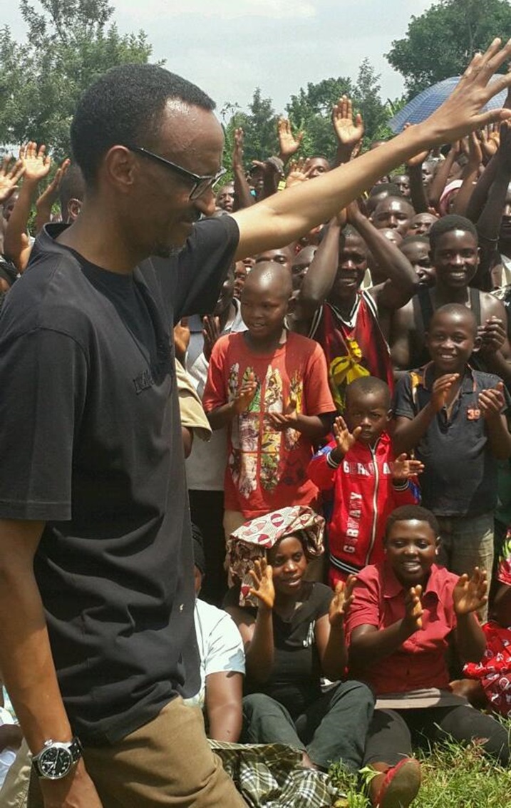 Perezida Kagame yakiranywe n'ibyishimo n'amaturage b'i Rusheshe (Photo: Presidency's Twitter)