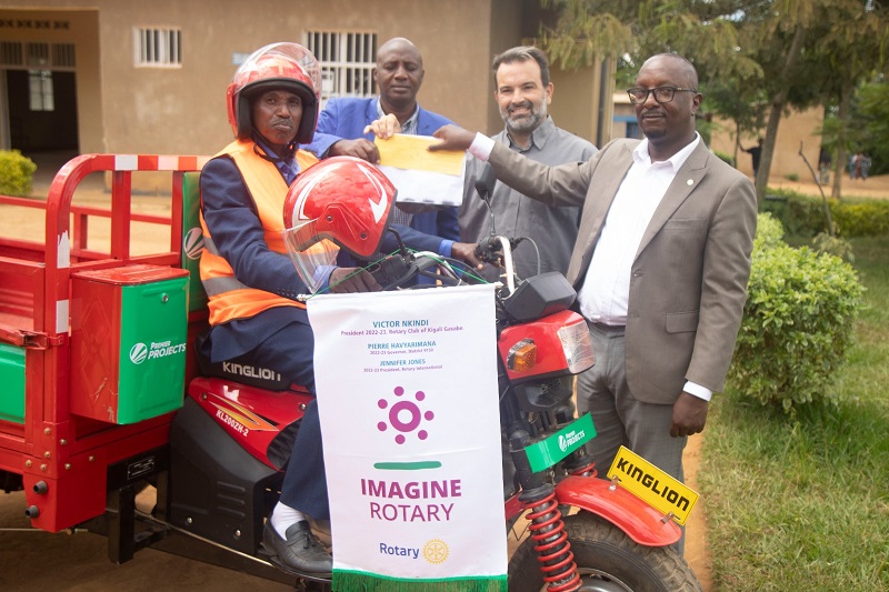 Umuyobozi Mukuru wa Premier Bet, Apostolos Kalodoukas, na Perezida wa Rotary Club Kigali Gasabo, Victor Nkindi, batanga inkunga