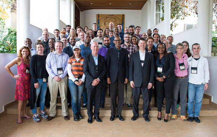 Perezida Kagame afata ifoto y'urwibutso n'abakozi b'isosiyete ya Starbucks. 