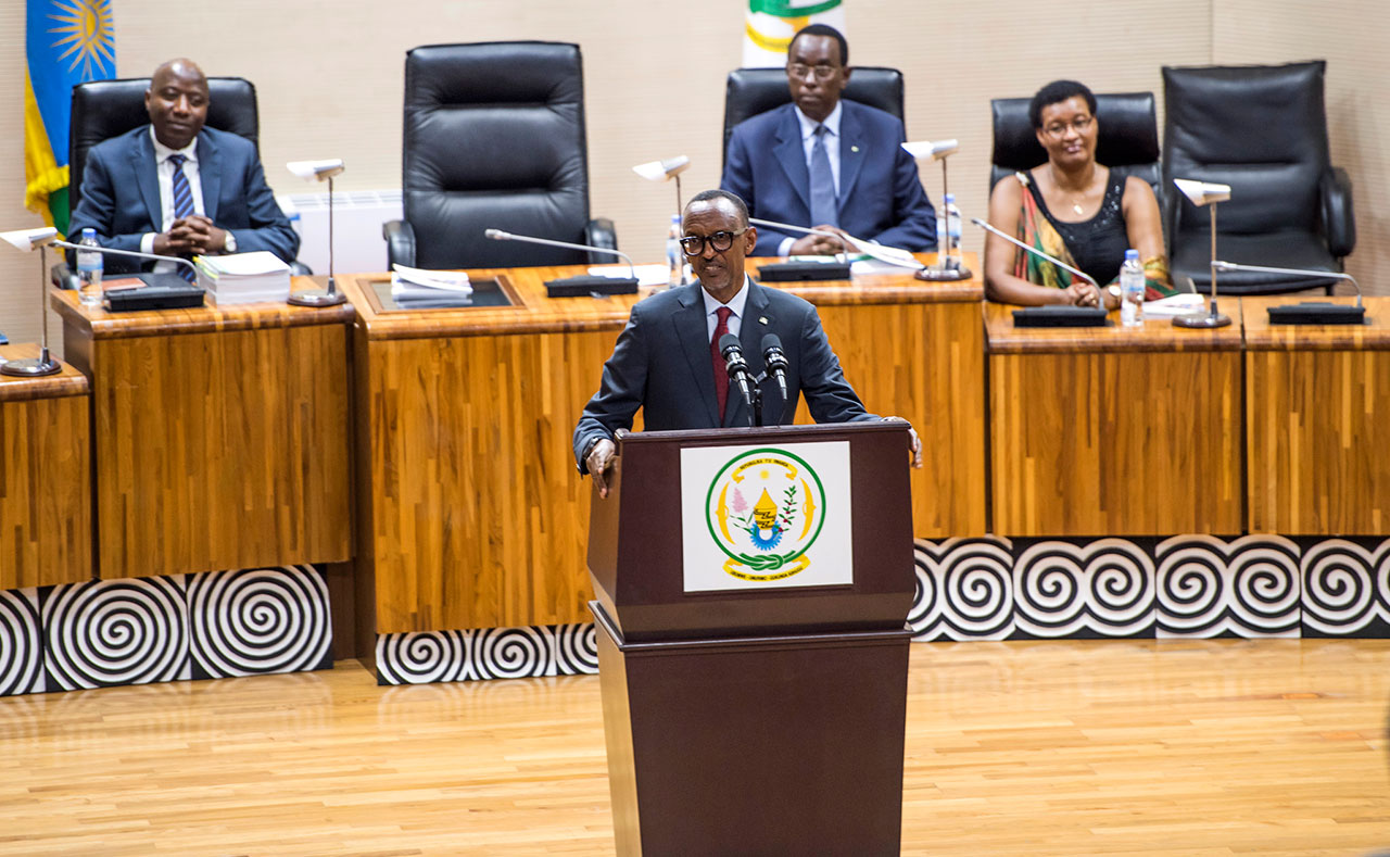 Perezida Kagame mu nteko ubwo hamurikwaga imihigo ya 2016/2017