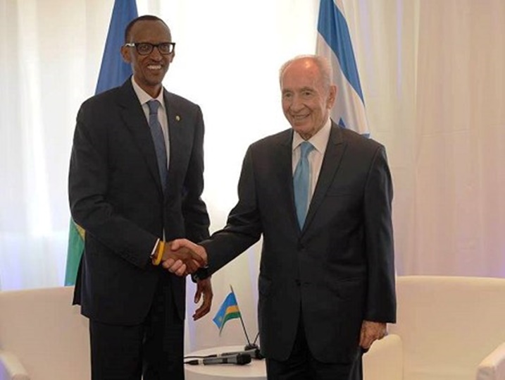 Perezida Kagame yabonye Shimon Peres bwa nyuma muri Nyakanga 2013.