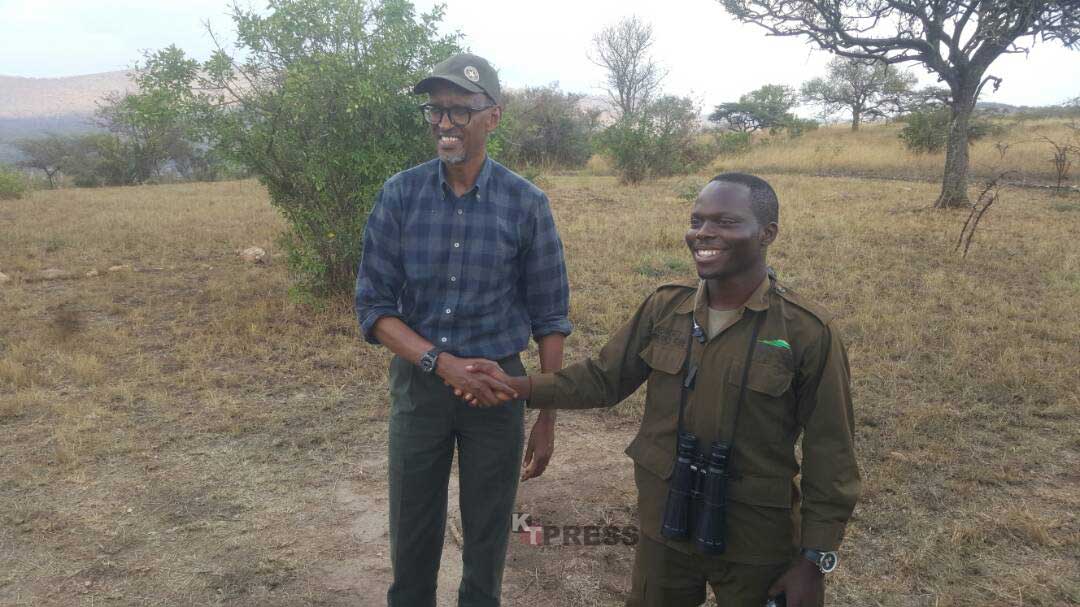 Perezida Kagame na Nishimwe ukora akazi ko kuyobora abasura Parike y