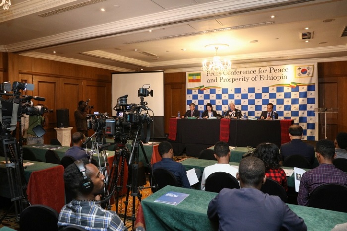 Dr. Park yagiranye ikiganiro n'abanyamakuru