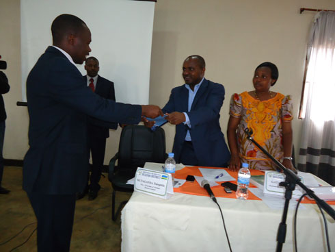 Perezida wa njyanama n'umuyobozi ushinzwe ubukungu mu karere bemeza ingengo y'imari y'akarere y'umwaka utaha.