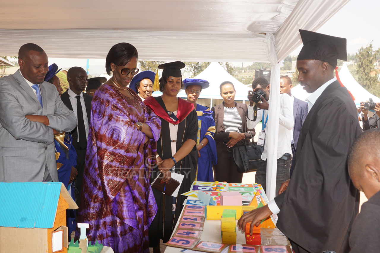 Abarimu bamuritse ibyo bifashisha bigisha