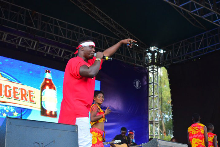 Bivugwa ko abafannye Mico The Best b'i Huye yari yabahaye amafaranga 